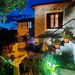 Traditional House At Pelion Seaside * 아기라